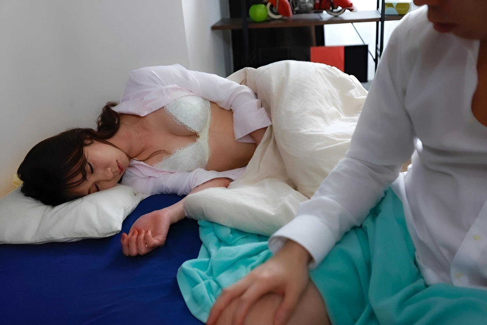 DASS-168 Chào buổi sáng với em đồng nghiệp sau chuyến công tác